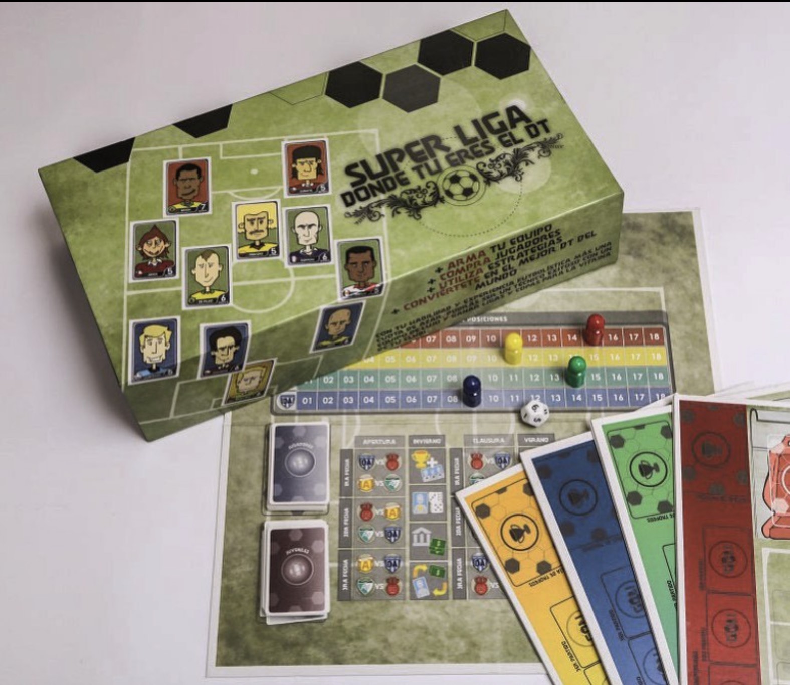 Caja, tablero, cartas y fichas de la edición original de Súper Liga, juego de mesa de fútbol
